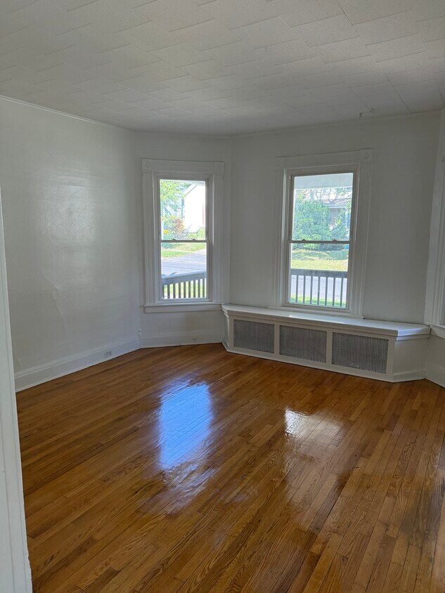 Livingroom - 647 Dewitt St
