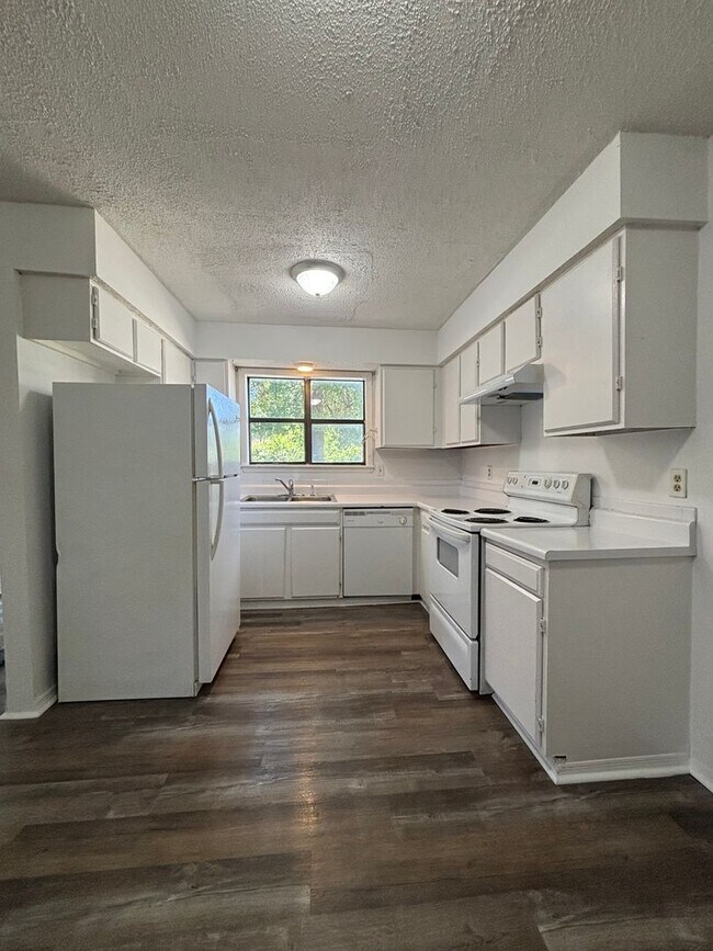 Building Photo - Available Now 3 bedroom 1.5 bathroom 1 car...