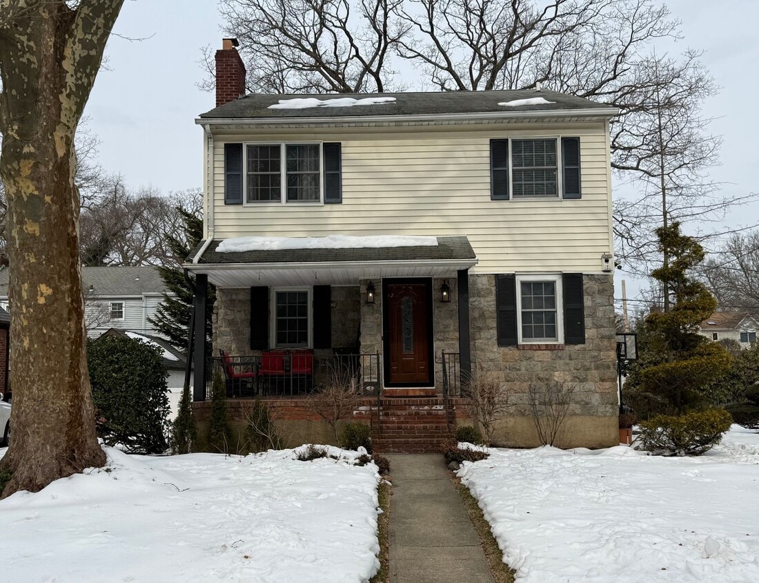 Spectacular 3 Bed/2.5 Bath Colonial in Freeport! - Spectacular 3 Bed/2.5 Bath Colonial in Freeport!