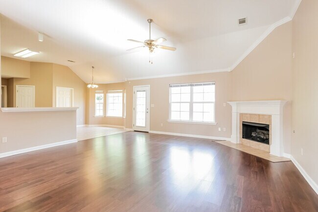 Building Photo - 4064 Sidlehill Dr