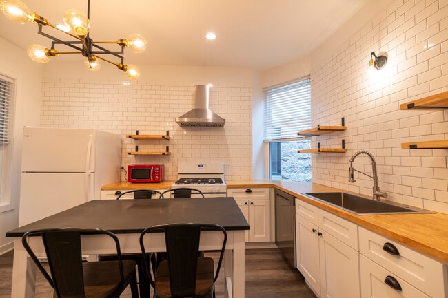 Building Photo - 905 S Miller St