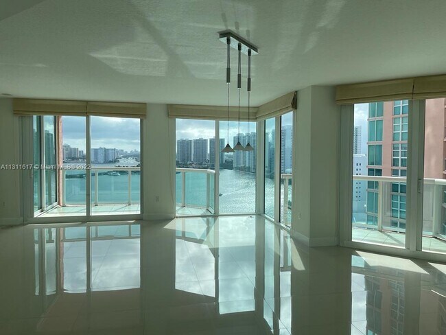 Foto del edificio - 3370 Hidden Bay Dr