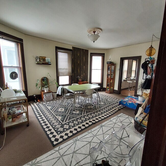 Foto del edificio - 2461 N Oakland Ave