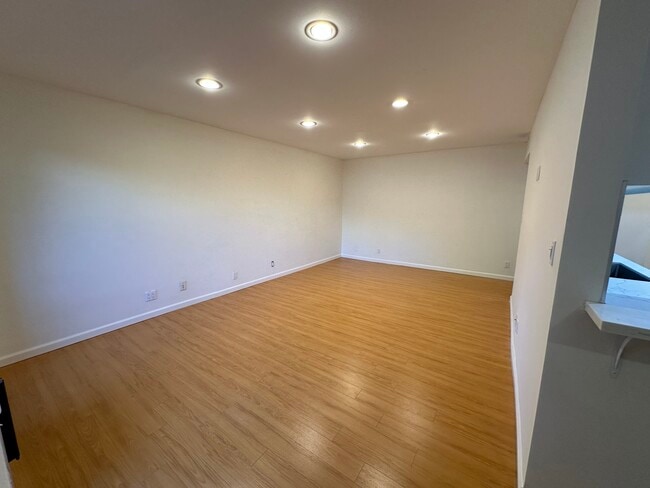 Foto del edificio - 18307 Burbank Blvd