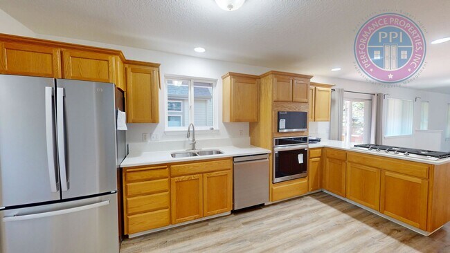 Foto del edificio - LAKE OSWEGO, FIRST ADDITION  / SINGLE LEVEL, NEWLY UPDATED, BASEMENT & GARAGE