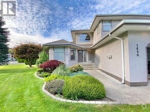 Building Photo - 1650 MacDonald Pl