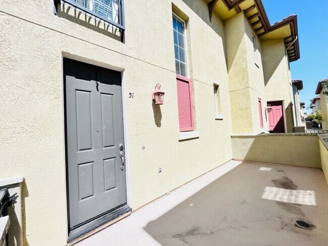 Foto del edificio - Beautiful 3BD/2.5BA Tri-Level Gallery Walk...