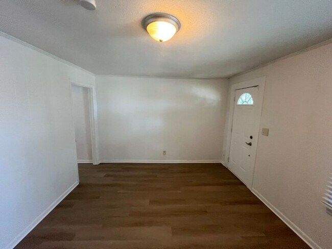 Foto del edificio - West Nashville 3BR Duplex