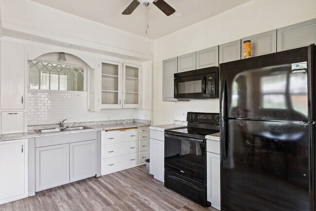 Foto del edificio - 1615 E 9th St