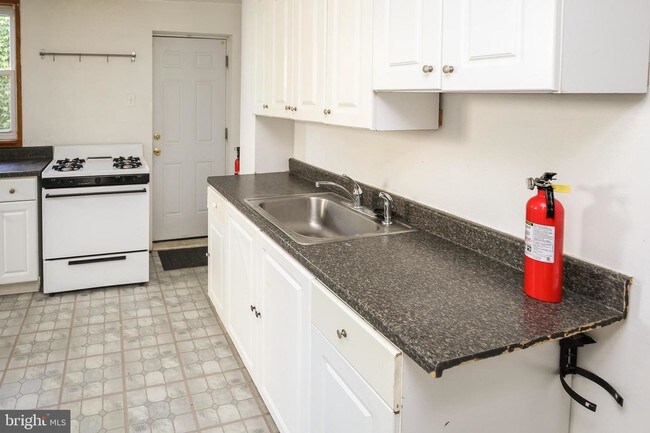 Building Photo - 2207 E Sergeant St