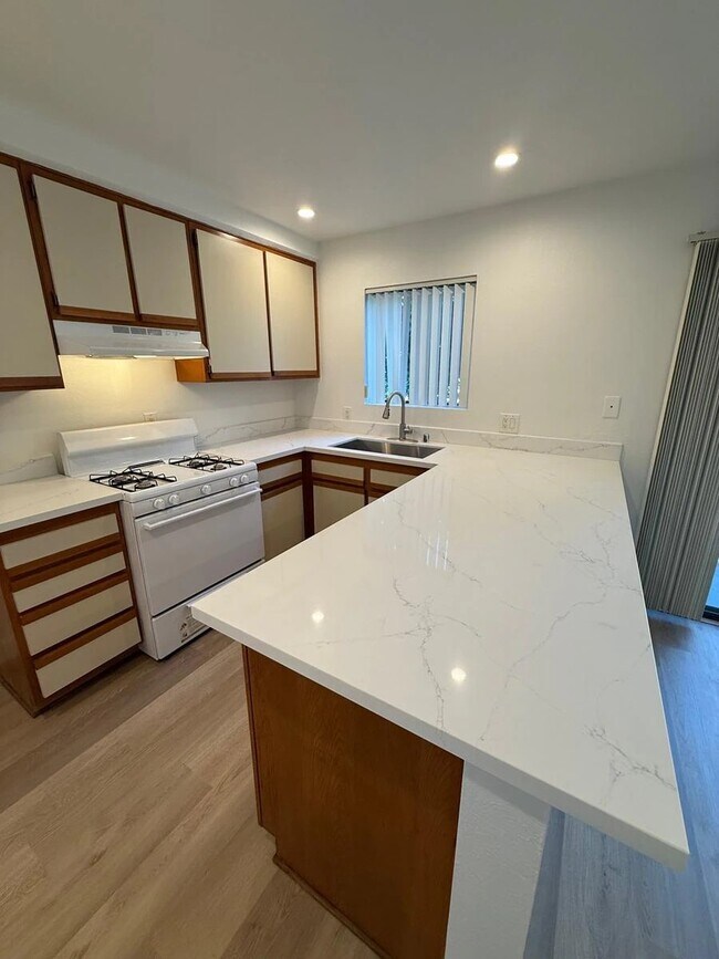 Foto del edificio - 1321 N Vista St