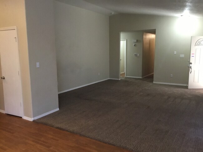 Foto del edificio - 5849 Sandoval Dr NE