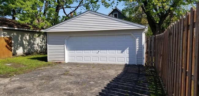 Building Photo - Old Brooklyn - 4 Bedroom Single Family Home