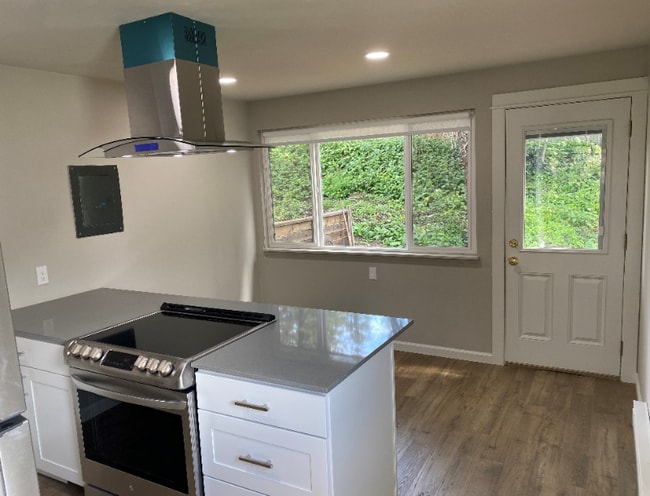 Building Photo - 14330 Stone Ave N