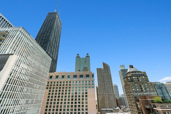 Building Photo - 221 E Walton Pl