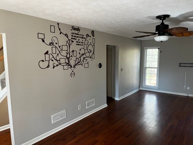 Foto del edificio - 150 Timber Valley Ln