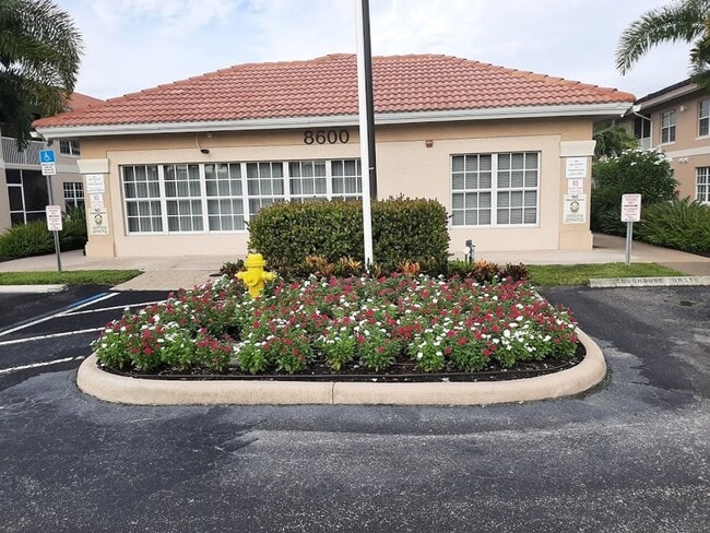 Building Photo - Coming soon  Ground Floor  2/2 Condo off Six Mile Cypress