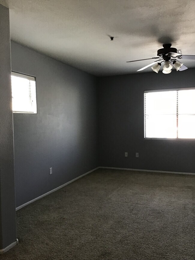 Foto del edificio - COMING SOON! Spacious 4 Bed 2 Bath Home in Phoenix