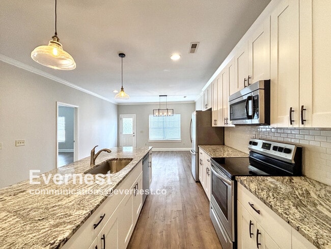 Building Photo - 3-Bedroom, 2-Bathroom Home in a Convenient...