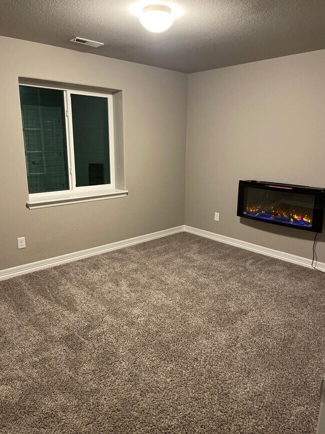 Segundo dormitorio con chimenea eléctrica - 5383 Homeward Dr