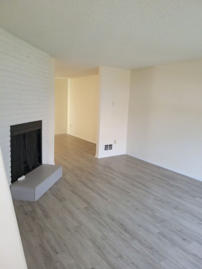Building Photo - Remodeled Duplex Townhouse in Everett- 5 min to Boeing Available for September 1st Occupancy for ...