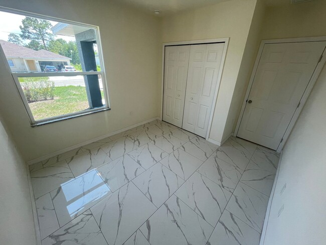 Foto del edificio - 3Bd / 2Ba Duplex with GARAGE