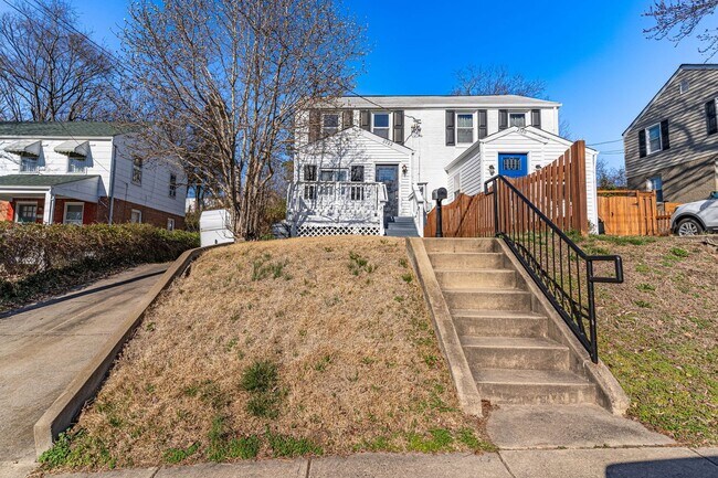 Building Photo - Charming Home, Walk to Metro!