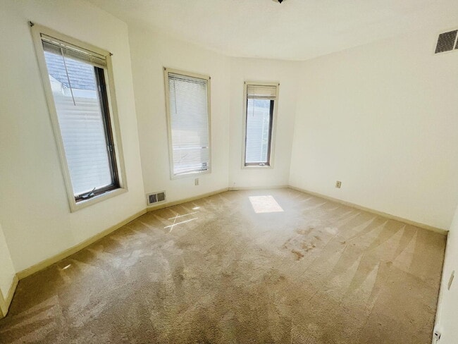 Building Photo - "Spacious 5-Bedroom Retreat with Elegant Hardwood Floors in Vibrant Minneapolis Neighborhood!"