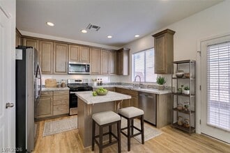 Building Photo - 685 Taliput Palm Pl