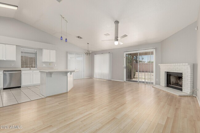 Foto del edificio - 2243 E Edna Ave