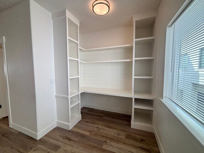 Foto del edificio - BRAND NEW TOWN HOME READY TO MOVE IN