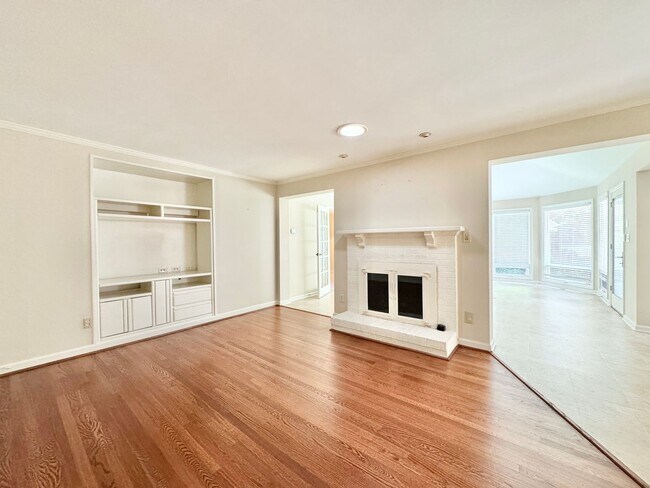 Building Photo - Spacious 4 Bedroom Off Jefferson Rd