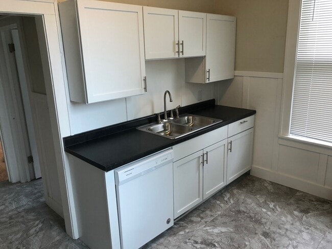 Building Photo - 694 6th St E