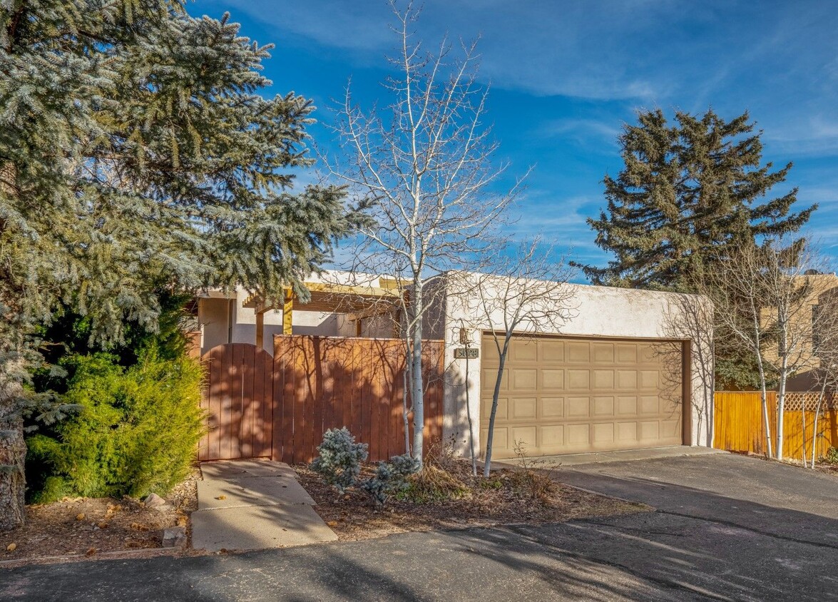 Primary Photo - 3028 Plaza Blanca - Located in Park Plaza!...