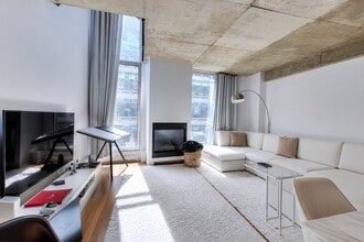 Building Photo - 445 Av. Viger O