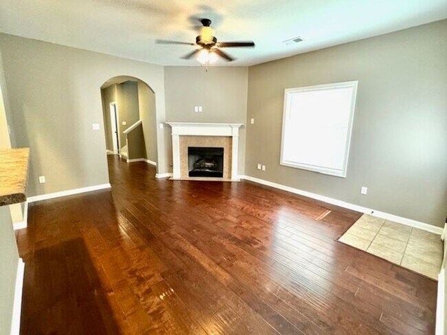 Foto del edificio - Now Leasing A Spacious 3 Bedroom 2 Bath Ho...