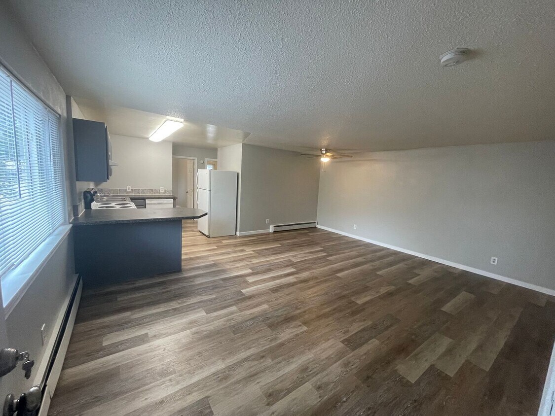 Primary Photo - Huge 2 Bedroom 1 Bath Located Just Outside...