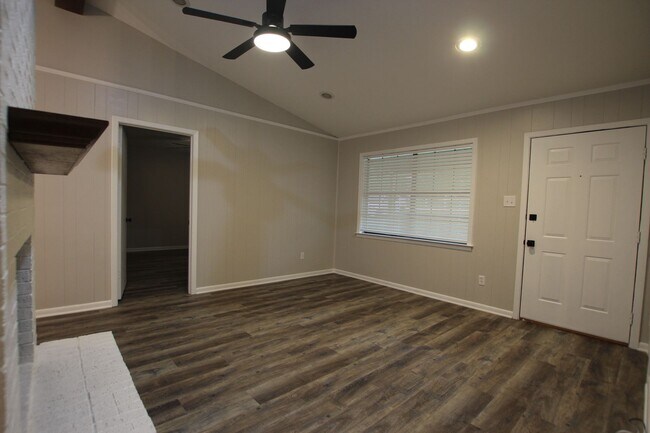 Foto del edificio - Coming Soon!  Remodeled 3 Bedroom 2 Bath! Large Yard!