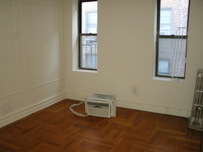 Building Photo - 400 E 45th St