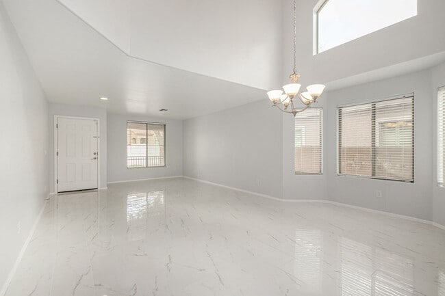 Building Photo - STUNNING 5 Bedroom Home in Peoria!