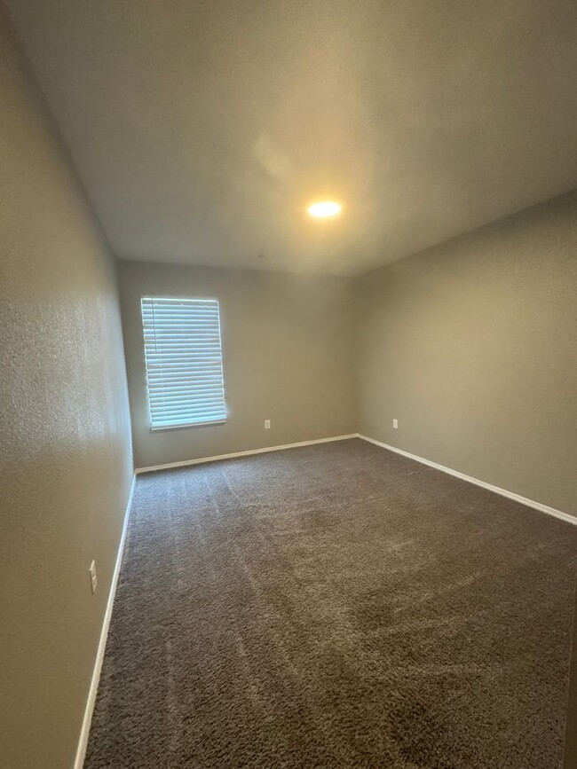 Building Photo - 3 Bed / 2 Bath Available Now!