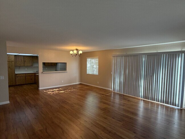 Foto del edificio - Spacious Condominium in Claremont School District! Ready for Immediate Move-in!!