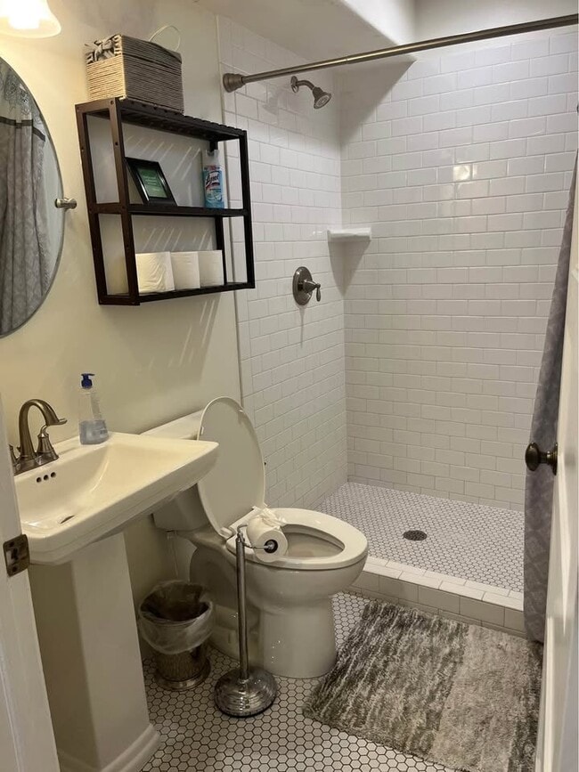 Foto del edificio - 553 E 3rd Ave