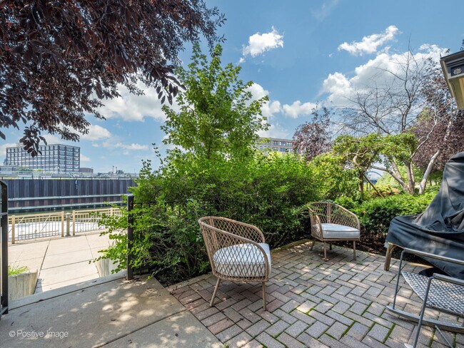 Foto del edificio - 1015 N Riverwalk St