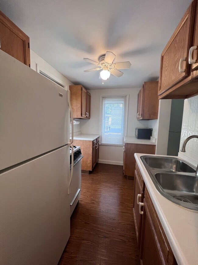 Foto del edificio - Richmond Park Neighborhood 2 bedroom lower...