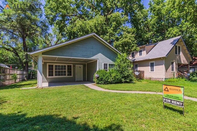 Foto del edificio - All appliances included, washer/dryer hookups!