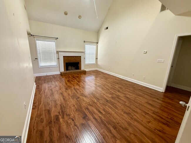 Foto del edificio - 243 Long Dr