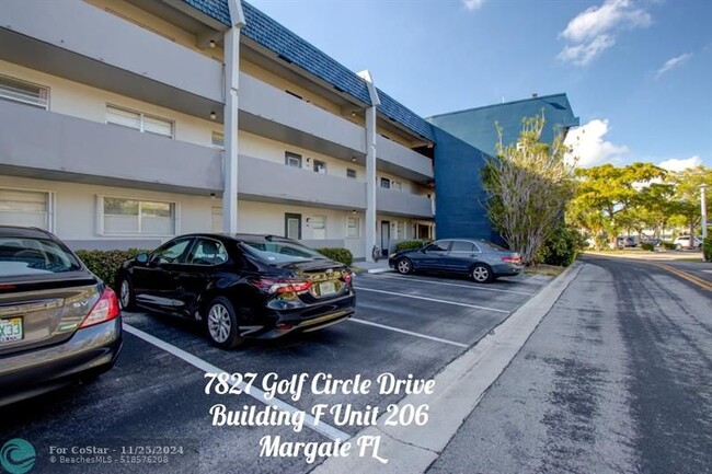 Foto del edificio - 7827 Golf Cir Dr