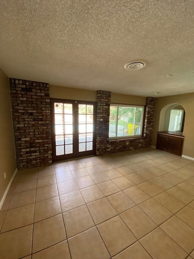 Building Photo - SW Bakersfield home with pool!