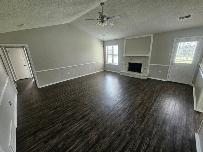 Building Photo - PREMIUM RENTAL! 3BR/2BA | Stone Fireplace & Hardwoods | Fenced Yard!